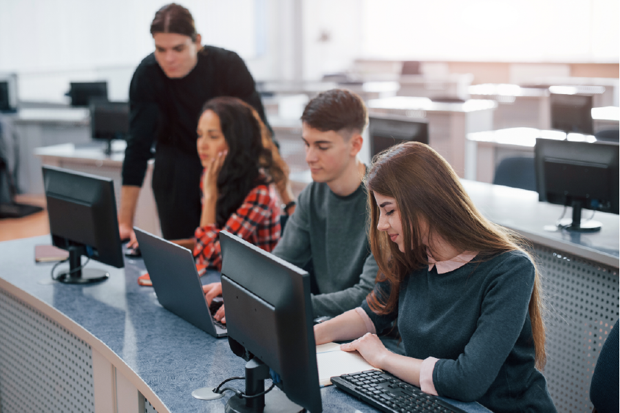 Foto di un gruppo di studenti di un its academy in un laboratorio di informatica