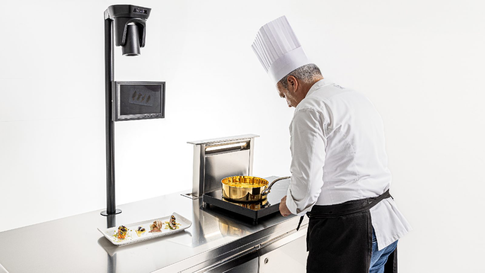 Immagine che mostra cuoco che utilizza piano cookinglab per laboratorio digitale di cucina