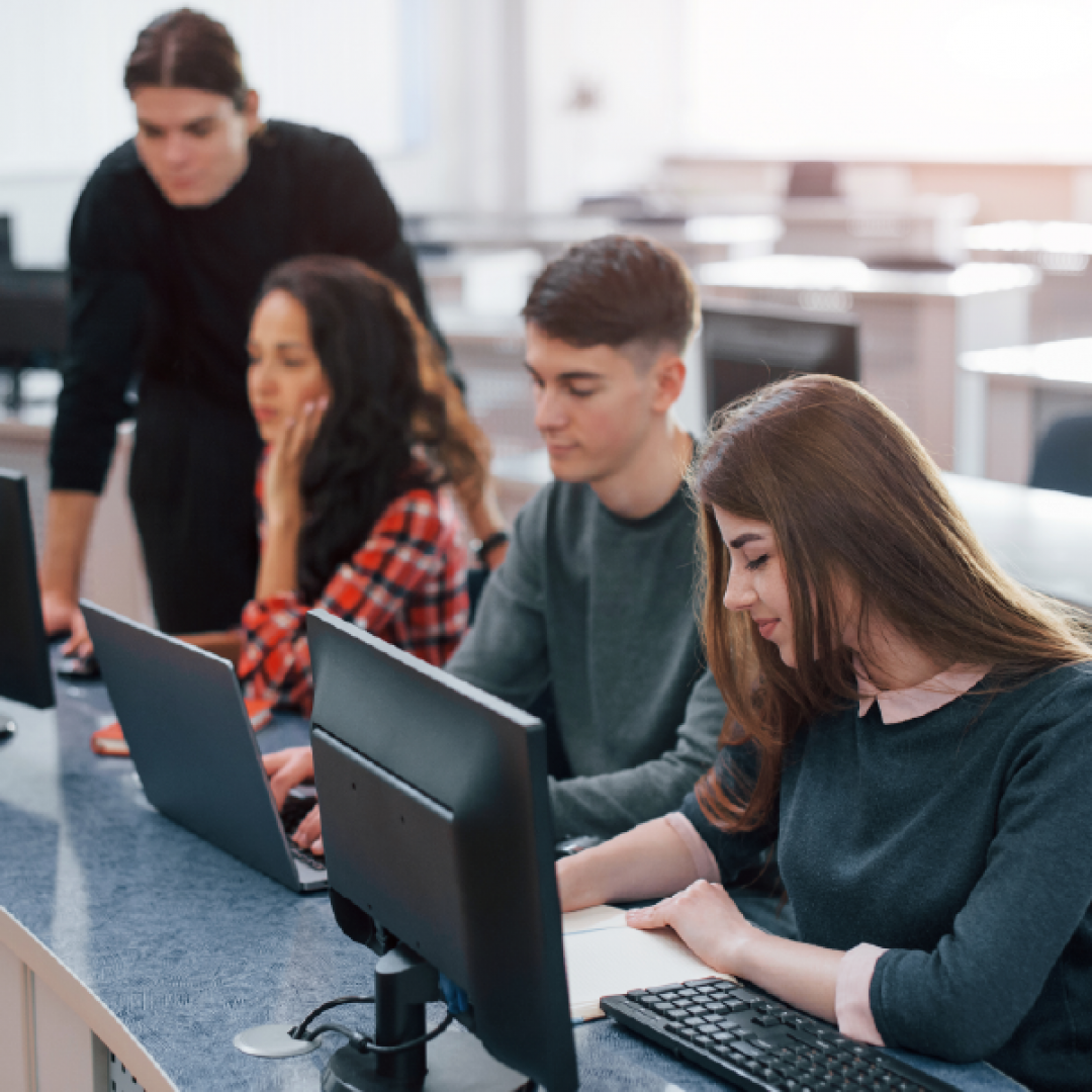 Foto di un gruppo di studenti di un its academy in un laboratorio di informatica