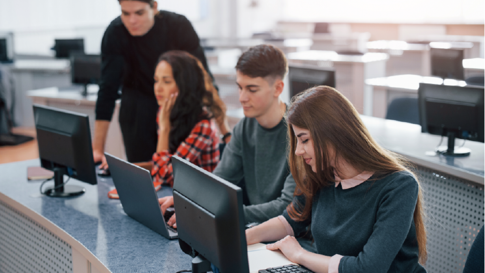 Foto di un gruppo di studenti di un its academy in un laboratorio di informatica