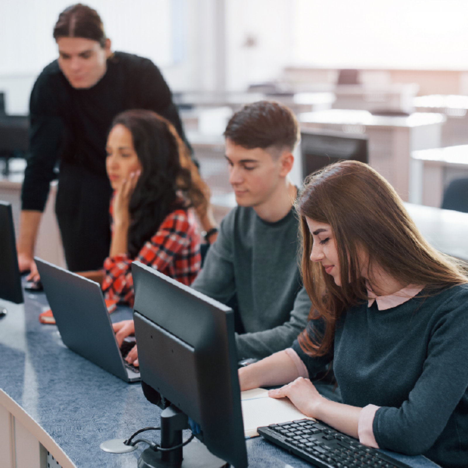 Foto di un gruppo di studenti di un its academy in un laboratorio di informatica